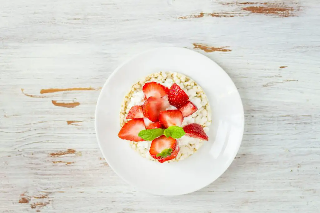 Healthy Snack from Rice Cakes with Ricotta and Strawberries