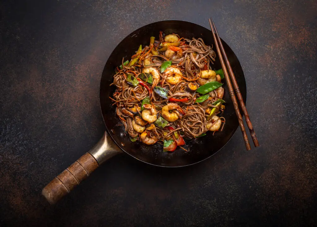 Stir fry noodles with shrimps and vegetables